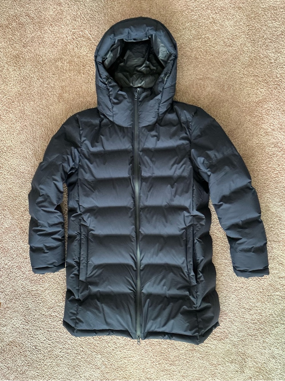 Like new women’s Uniqlo seamless down jacket in navy blue size large